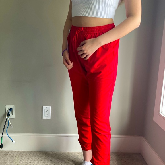 NWT red aritzia speedy joggers - Picture 1 of 3